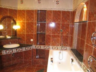 Deluxe Three-Bedroom Apartment